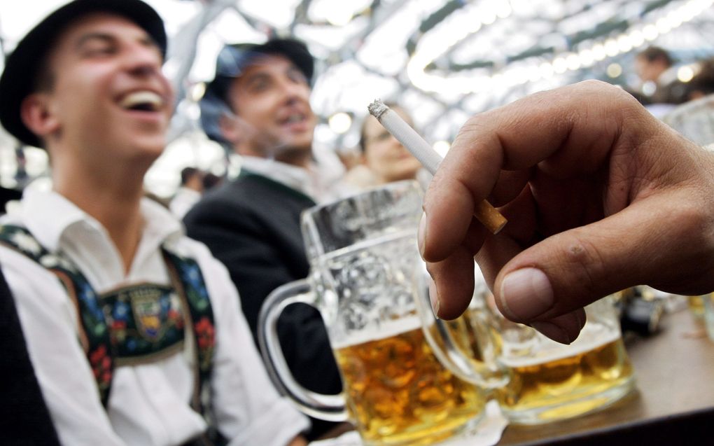 MUNCHEN - De enige plek waar na 1 augustus in ieder geval in 2010 nog gerookt mag worden is tijdens het Oktoberfest in München. Foto EPA