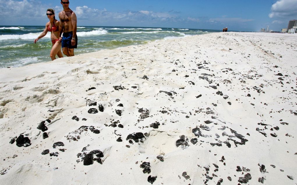 Teerbolletjes op het strand van Alabama. Foto EPA