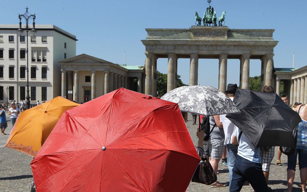 Paraplu's worden in de Duitse hoofdstad Berlijn gebruikt als parasols. Foto EPA