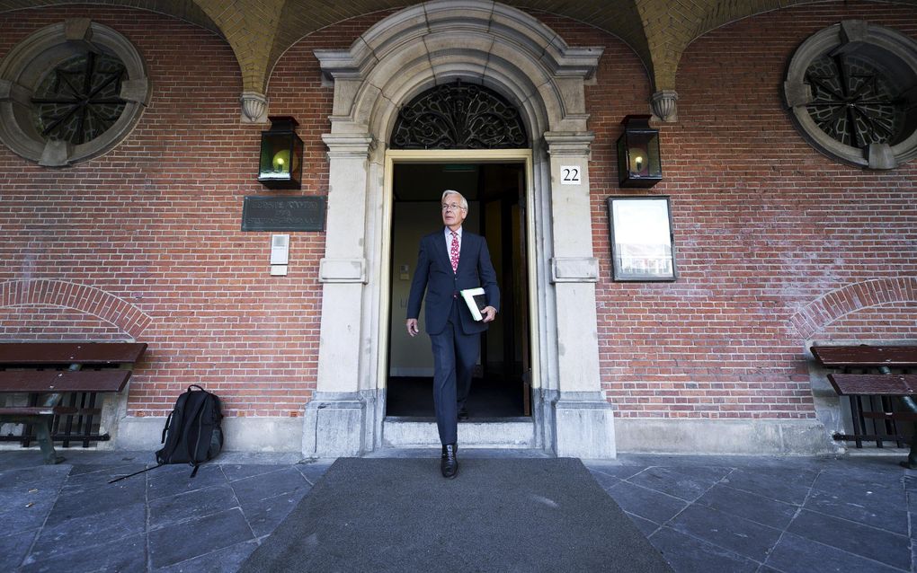 Oud-informateur Tjeenk Willink verlaat het gebouw van de Eerste Kamer na zijn gesprek met informateur Ruud Lubbers. Foto ANP