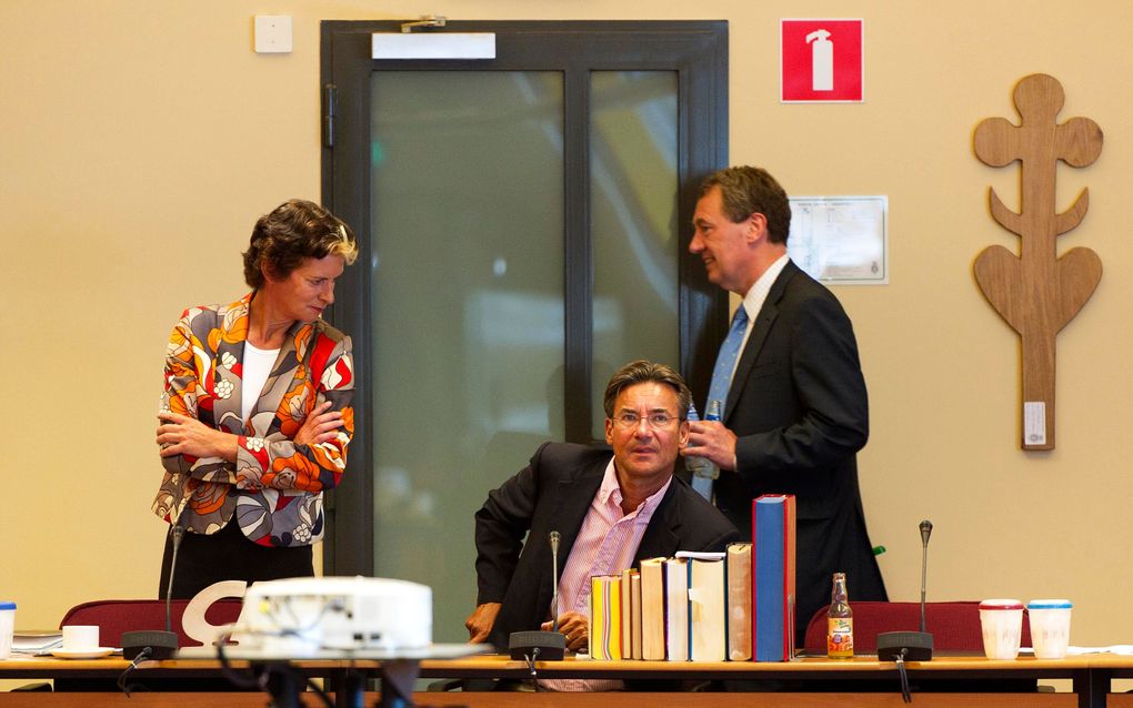 Fractieoverleg bij het CDA zaterdagmorgen in Den Haag. CDA-fractievoorzitter Maxime Verhagen (m.) praat met Gerda Verburg (l.) en Henk Jan Ormel. Foto ANP