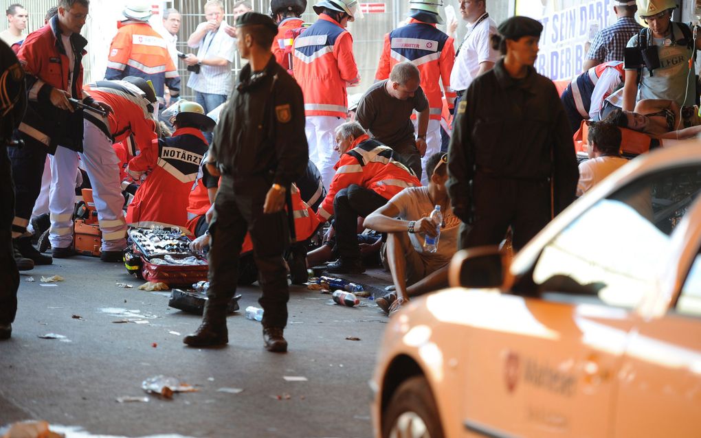 Gewonde feestgangers worden behandeld in Duisburg. Foto EPA