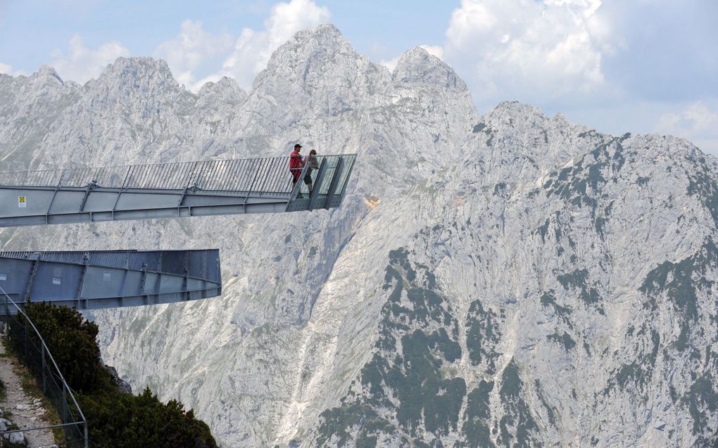 Op de Zugspitze is sinds donderdag 35 cm sneeuw gevallen. Foto EPA