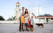 Evangelist Peter Hazenoot met zijn vrouw en kinderen in een protestantse kerk in Piedra Plat. beeld Maarten Boersema