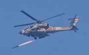 Een gevechtshelikopter van de Israëlische luchtmacht vuurt in het zuiden van het land een raket af langs de grens met de Gaza. beeld AFP, JACK GUEZ