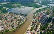 Het Poolse stadje Slubice maakt zich op voor een mogelijke overstroming van de Oder. Bevers hebben de dijk aangetast. Foto EPA