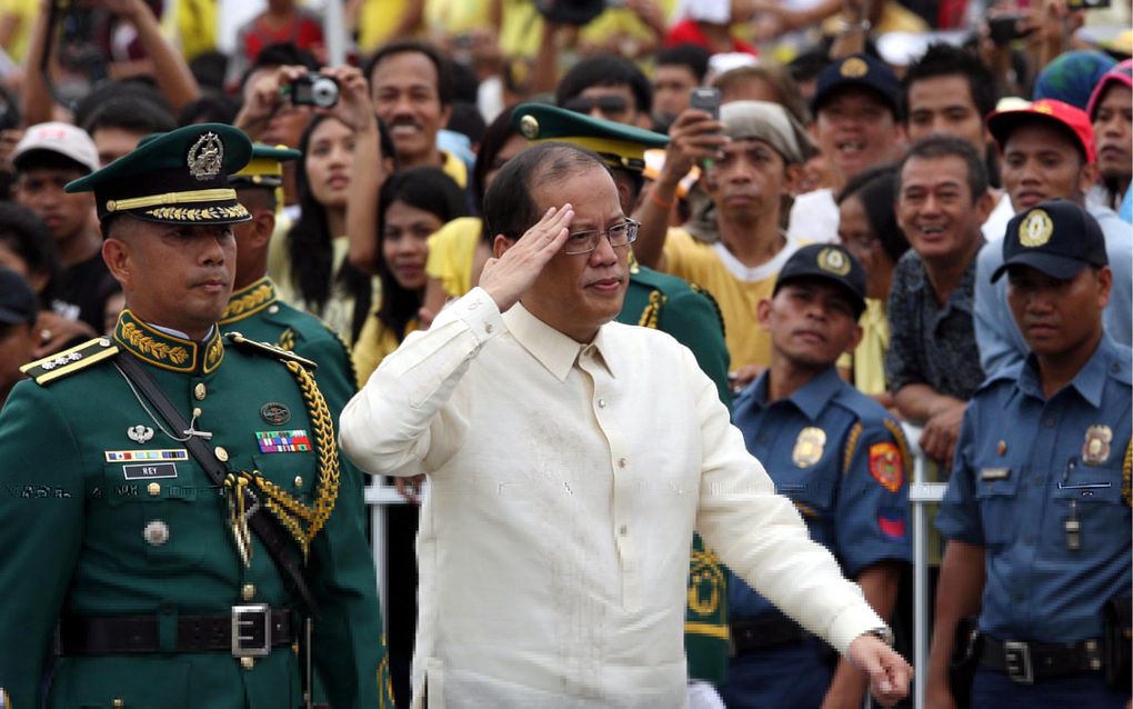 President Benigno Aquino III inspecteert de troepen na de eed te hebben afgelegd. Foto EPA