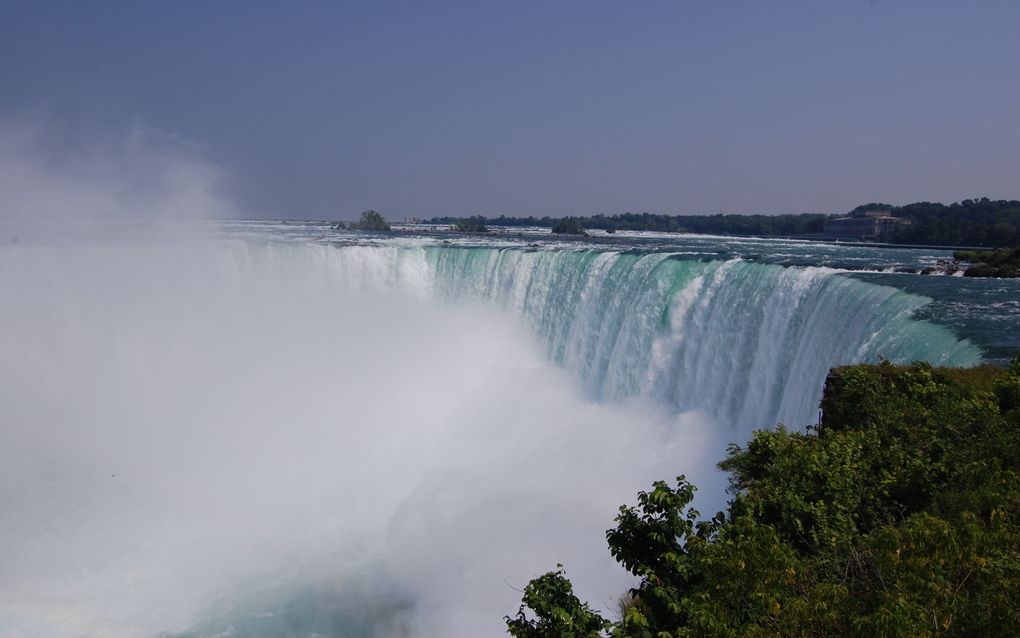 De hoefijzervormige Niagarawatervallen. Dagelijks stort gemiddeld 110.000 kubieke meter water over de rand van de Horseshoe Falls. Foto RD