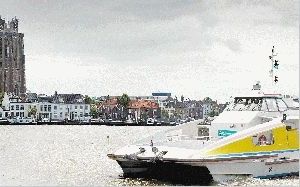 De waterbus vormt een snelle verbinding tussen de vier Drechtsteden: Dordt, Sliedrecht, Zwijndrecht en Papendrecht. - Foto RD, Anton Dommerholt