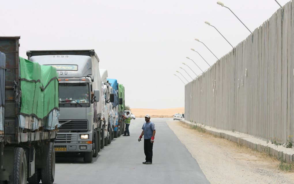 Trucks met goederen langs de Israelische grens. Foto EPA