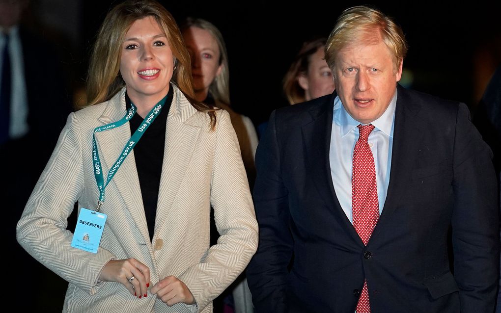 Premier Johnson en Carrie Symonds arriveren voor het tellen van de stemmen in Uxbridge. beeld EPA