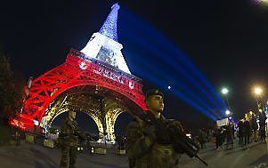 Zwaarbewapende militairen bewaken de Eiffeltoren in Parijs een week na de aanslagen in november 2015. beeld ANP