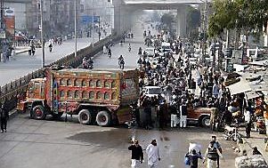 Wegblokkade in Pakistan, na de executie van de moslim Mumtaz Qadri op 29 februari.              Beeld EPA