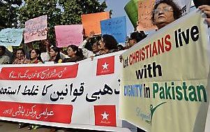 Pakistanen protesteren na de brute moord op een christelijk echtpaar. Beeld AFP