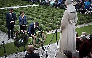 Premier Rutte legde in oktober 2014 een krans bij het monument 'De Vrouw van Putten' tijdens de herdenking van de razzia. beeld ANP