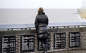 Het Urker vissersmonument met de namen van op zee omgekomen vissers. beeld ANP