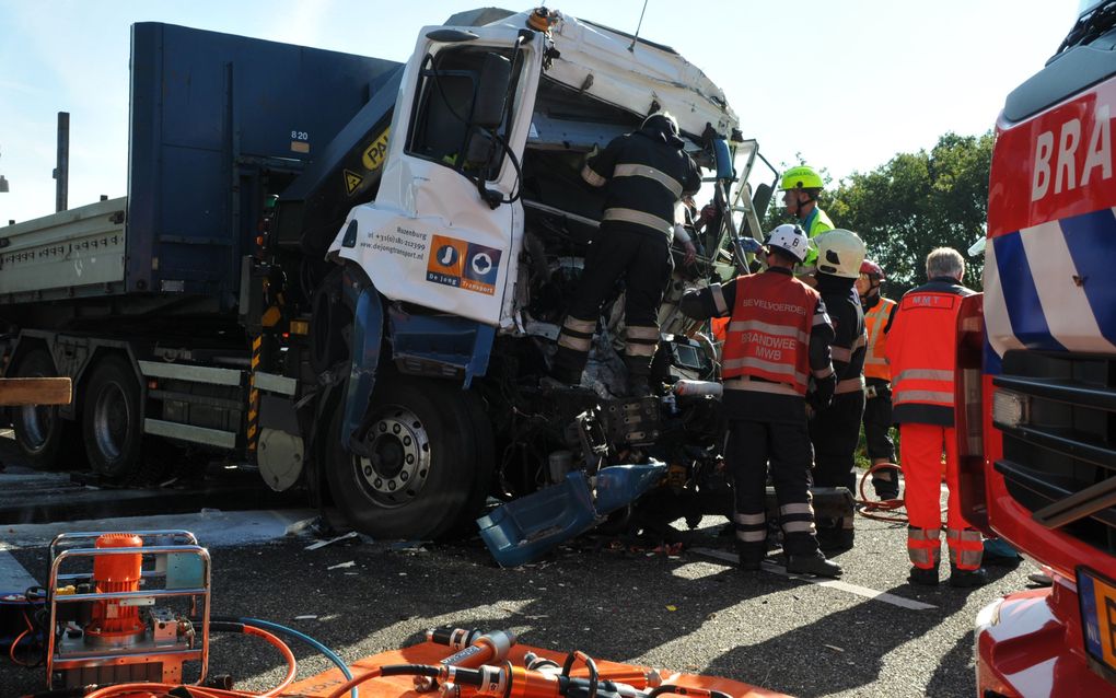 De A17 vanaf Roosendaal richting Bergen op Zoom is dinsdagochtend afgesloten na een aanrijding met drie vrachtwagens. Foto ANP