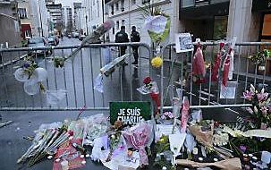 Bloemen bij de redactie van Charlie Hebdo, na de aanslagen in januari 2015. beeld AFP