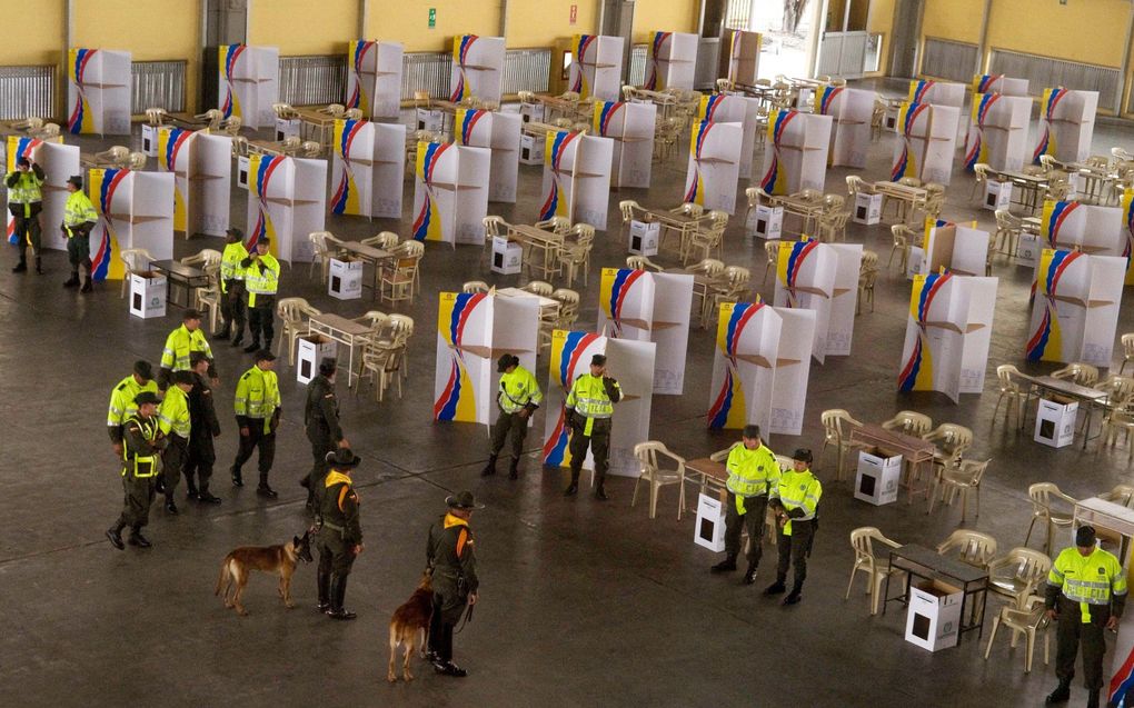 In Colombia is een tweede ronde nodig bij de presidentsverkiezingen. Op de foto nemen leden van de politie instructies in ontvangst. Foto EPA