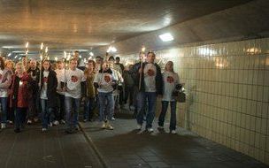 De familie Sijbers organiseerde donderdagavond een stille tocht ter nagedachtenis aan hun zus en dochter Melanie, die afgelopen week vermoord werd door de stiefvader van haar beste vriendin. Op de foto de stille tocht in een tunnel onderweg naar de begraa