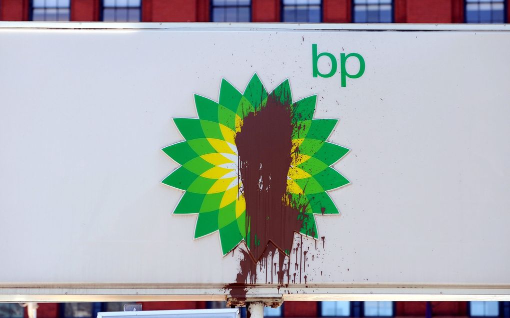 Lagere kredietbeoordeling voor BP. In de VS besmeurden voorbijgangers een BP-bord. Foto EPA