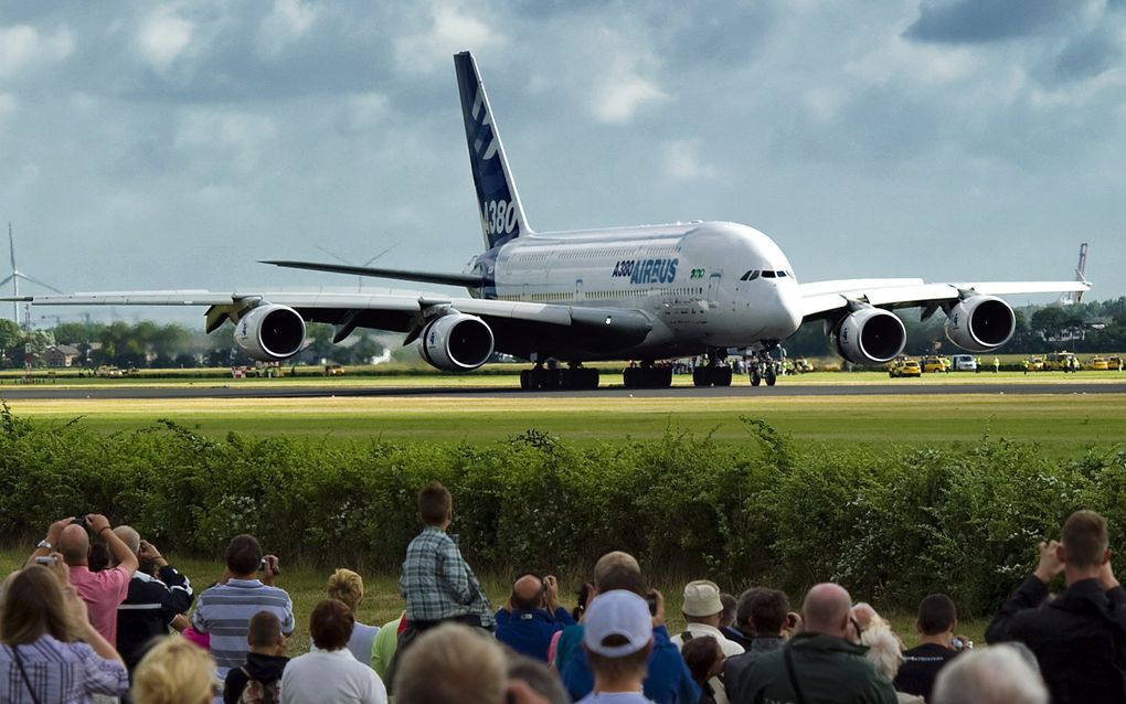 Vliegtuigspotters staan donderdag op de Vijfhuizerweg in Hoofddorp klaar om de de Airbus 380, het grootste passagiersvliegtuig ter wereld, te zien landen op de Polderbaan van luchthaven Schiphol. Het is de eerste keer dat de Airbus 380 op Nederlandse bode