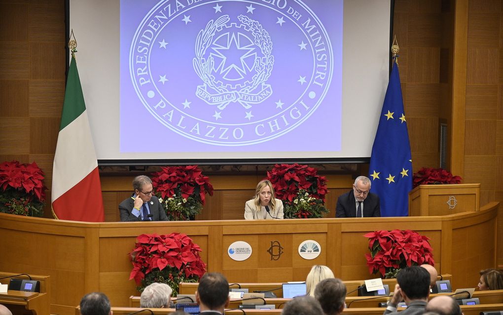 Premier Giorgia Meloni (m.) donderdag tijdens de traditionele oudejaarspersconferentie in Rome, die vanwege een zware griep van de minister-president tot twee keer toe moest worden uitgesteld. beeld EPA, Riccardo Antimiani