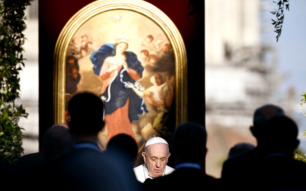 Paus Franciscus tijdens de wereldwijde gebedsmarathon voor de hele maand mei. beeld EPA, FILIPPO MONTEFORTE