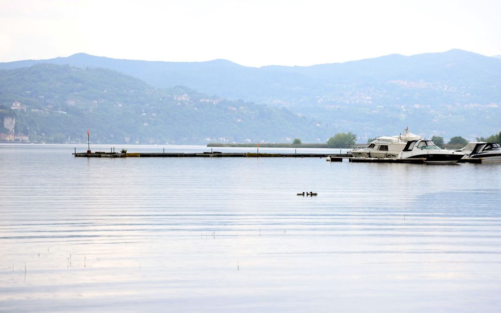 Blik op het Lago Maggiore Noord-Italië, 29 mei 2023. De lichamen van vier mensen zijn geborgen nadat een toeristenboot op 28 mei kapseisde en zonk. beeld EPA, MATTEO BAZZI