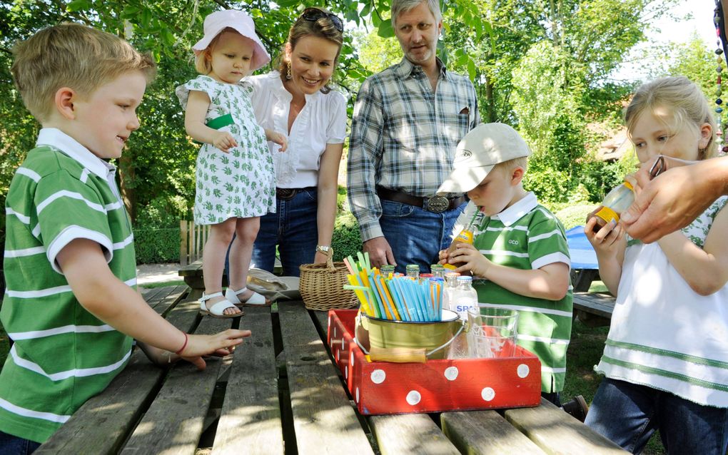 Na de Oranjes poseerden ook de Belgische prins Filip en prinses Mathilde aan het begin van de zomervakantie met hun kinderen. Met Eleonore (m.), Gabriël (l.), Emmanuel en Elisabeth ging het prinselijk paar aan de slag op de Pierlapontboerderij in Loppem, 