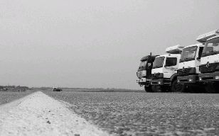 LAARBRUCH - Keurig in het gelid staan vrachtwagens aan de rand van de taxibaan op Airport Niederrhein. De voormalige Britse luchtmachtbasis maakt een doorstart als vliegveld voor de burgerluchtvaart. Donderdagmorgen stijgt het eerste vliegtuig op. De luch