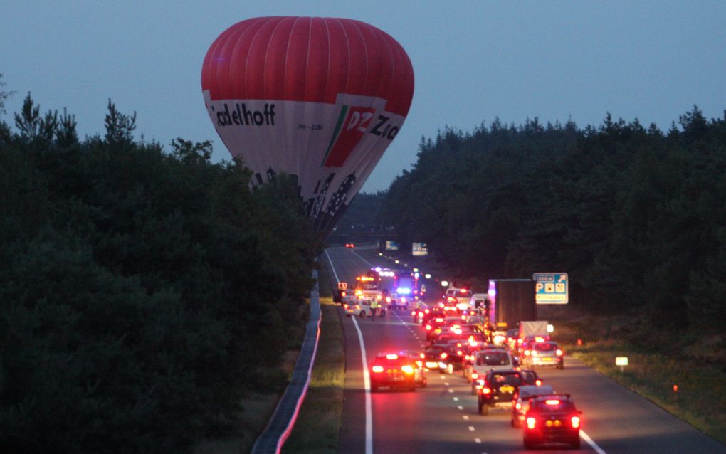 Ballon maakt noodlanding op A28. Foto ANP