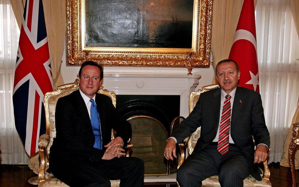 De Britse premier David Cameron (l.) poseert samen met zijn Turkse collega Recep Tayyip Erdogan voor de camera's. Foto EPA