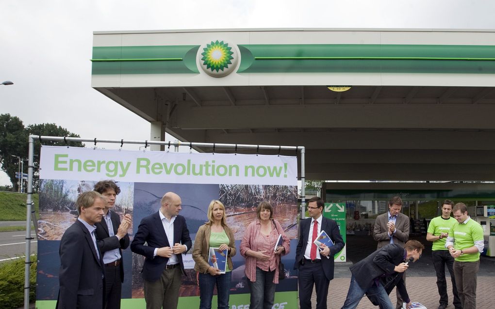 ROTTERDAM - Politici en Greenpeace voeren actie bij een BP-tankstation. Foto ANP