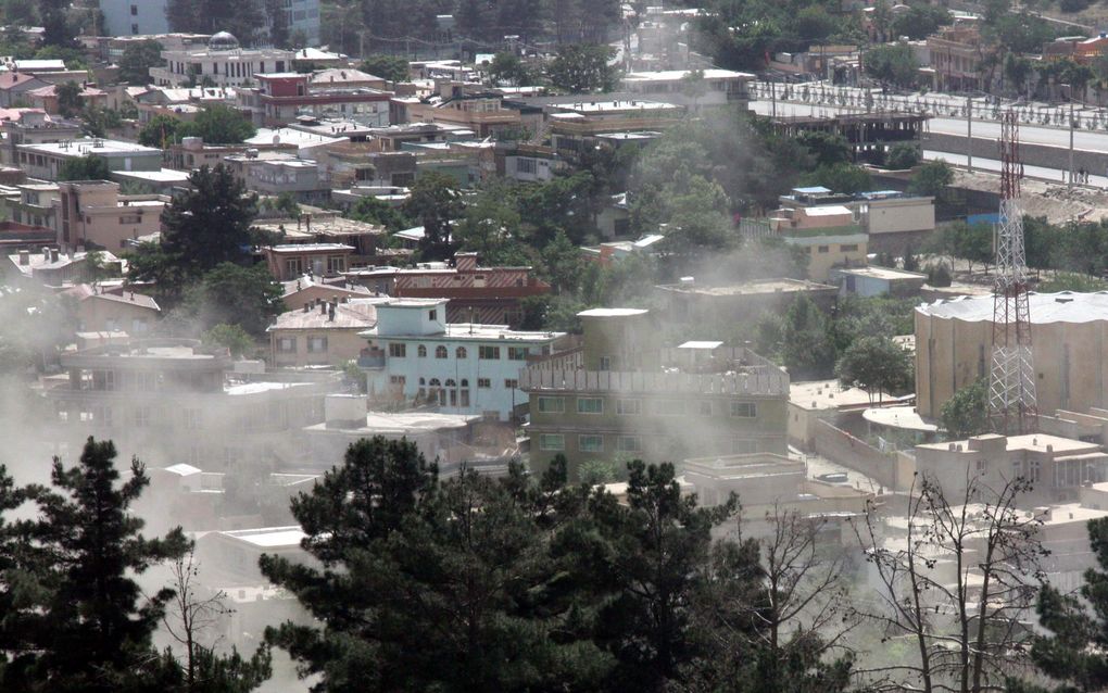 Rookontwikkeling na een aanslag op het vergaderterrein van een vredesbijeenkomst in Kabul. Foto EPA