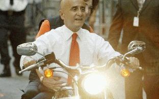 NEW YORK - De woensdag opgestapte topman van de New Yorkse effectenbeurs NYSE Richard Grasso op een Harley-Davidson. Op 19 augustus maakte Grasso in verband met de honderdste verjaardag van de motorfabrikant bij de beurs een ritje. Grasso moest het veld r