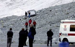 SÃ–LDEN â€“ Reddingswerkers arriveerden maandag op de plaats waar in Oostenrijk een gondel naar beneden stortte. Nabij SÃ¶lden in Tirol verloor een helikopter een betonblok van 750 kilo, dat vervolgens precies op de kabine terechtkwam. Die viel daardoor 2