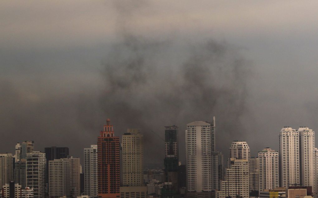 BANGKOK - Rookwolken boven de stad Bangkok. Foto EPA