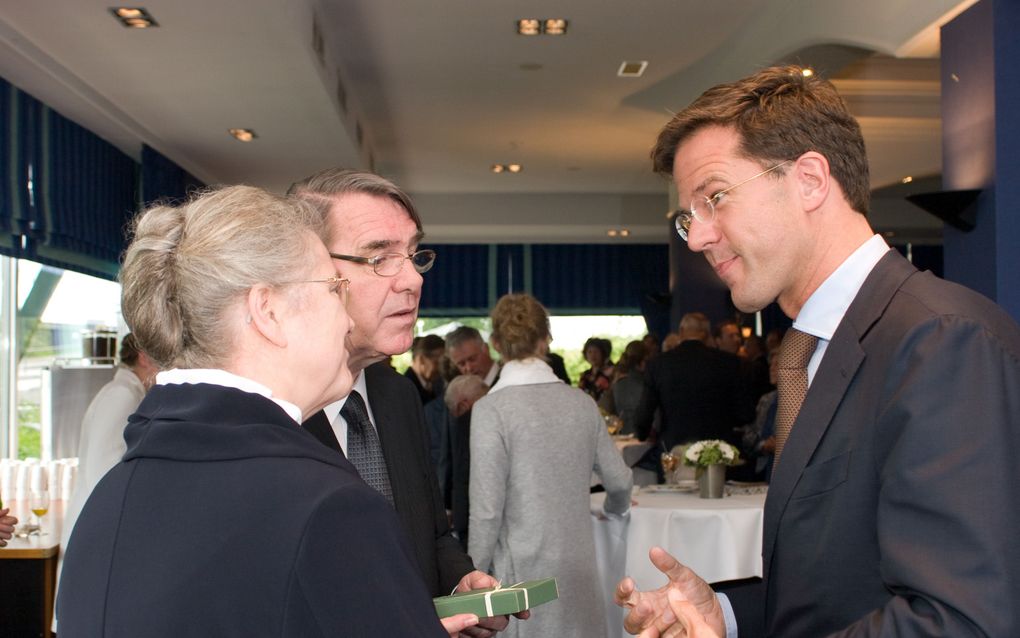 VVD-leider Rutte kwam zaterdag afscheid nemen van zijn SGP-collega Van der Vlies. De nestor van de Tweede Kamer vertrekt na 29 jaar. Foto Roos Beeldwerk