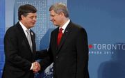 De Canadese minister-president Harper verwelkomde de Nederlandse demissionaire premier Balkenende afgelopen zaterdag op de G20-top in Toronto. Als de kabinetsformatie niet nog maanden duurt, heeft Balkenende in Toronto zijn laatste grote internationale bi