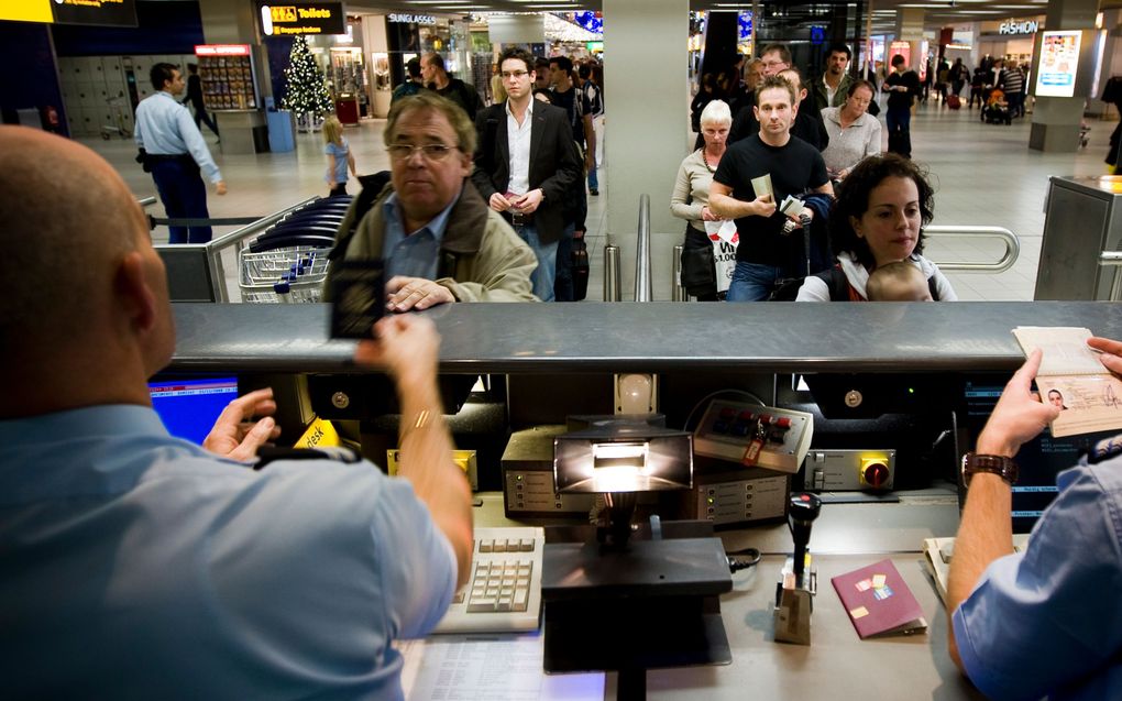 Paspoortcontrole op Schiphol. Foto ANP