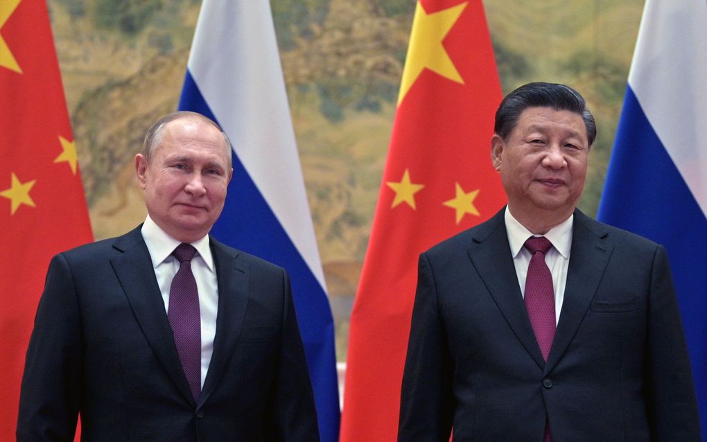 De Russische president Vladimir Putin (l.) en zijn Chinese collega Xi Jinping. beeld EPA, ALEXEI DRUZHININ