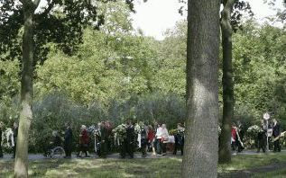 BUREN - De Nederlandse militair die anderhalve week geleden sneuvelde in Irak, is zaterdagmiddag in besloten kring begraven op de rooms-katholieke begraafplaats in Buren. Bij de begrafenis waren geen militairen aanwezig, omdat het om een familieaangelegen