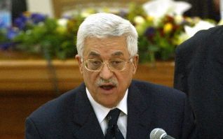 Mahmoud Abbas, alias Abu Mazen, plaatst tijdens zijn inauguratie zijn hand op de Koran. Abbas is zaterdag in Ramallah tijdens een speciale zitting beÃ«digd als president van de Palestijnse Autoriteit. FOTO EPA