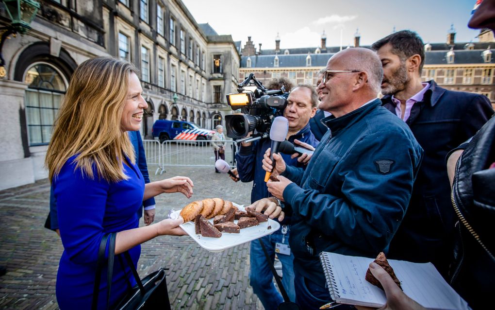 Schouten (CU) trakteert wachtende journalisten vanwege haar verjaardag. beeld ANP