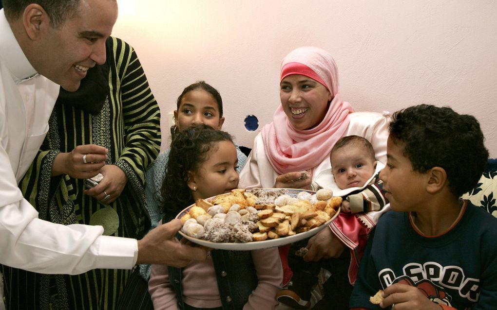 De Marokkaanse familie Fattah in Zaandijk viert met vrienden het Suikerfeest. Vooral zoete lekkernijen worden geserveerd. Foto ANP