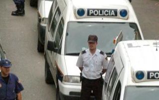 SANTA COLOMA - Een arrestant wordt weggevoerd vanuit een flat in Santa Coloma, bij Barcelona, woensdag. Vijfhonderd leden van de Spaanse Nationale Politie waren betrokken bij een grootscheepse operatie tegen terreur. Foto EPA. .