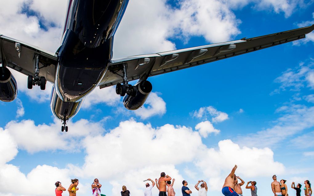 Het strand van Maho Beach op Sint Maarten. beeld ANP