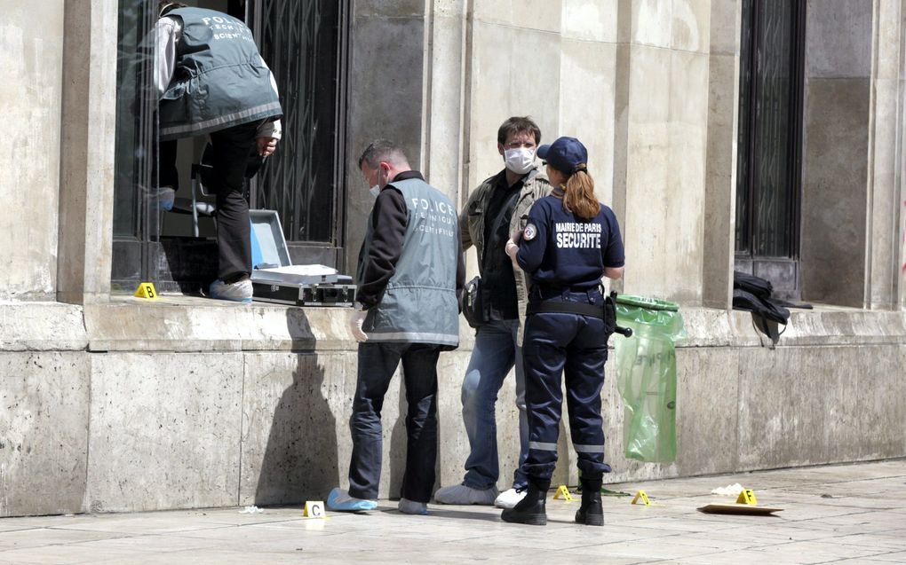 PARIJS - Politiemensen doen onderzoek bij het raam waardoor de gestolen schilderijen zijn afgevoerd. Foto EPA