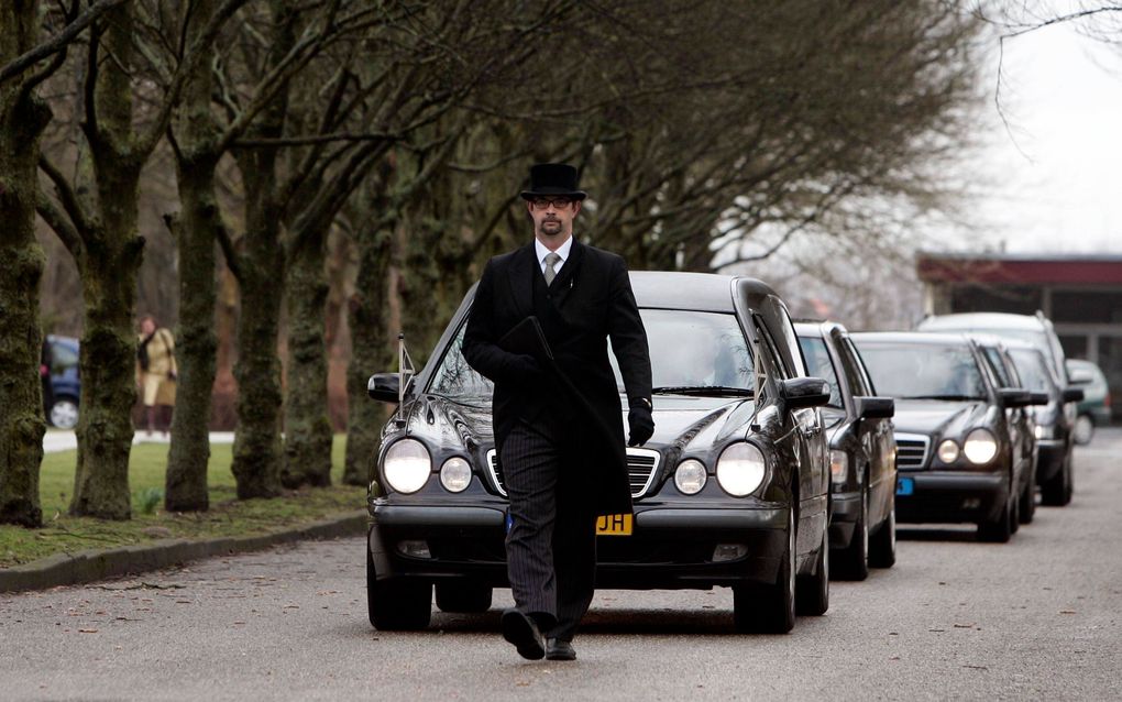 Met ingang van 1 juli krijgt een rouwstoet, mits de auto’s de juiste vlaggen voeren, voorrang op een gelijkwaardige kruising. Foto ANP